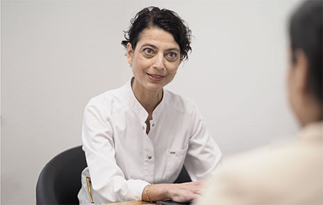 Frau Dr. Çalışkan-Erle im Patientengespräch